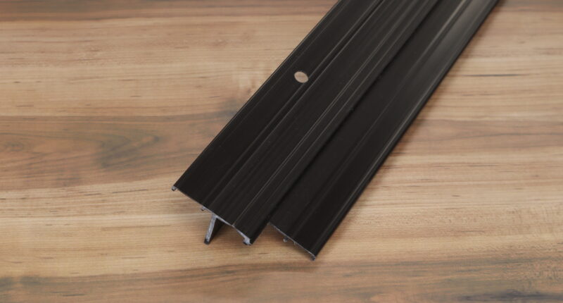 後席シートバックとトランクルームを つなげるヒンジ材